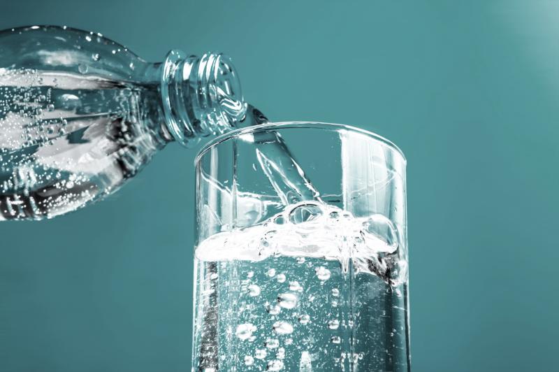 Wasserflasche mit Glas, © AdobeStock